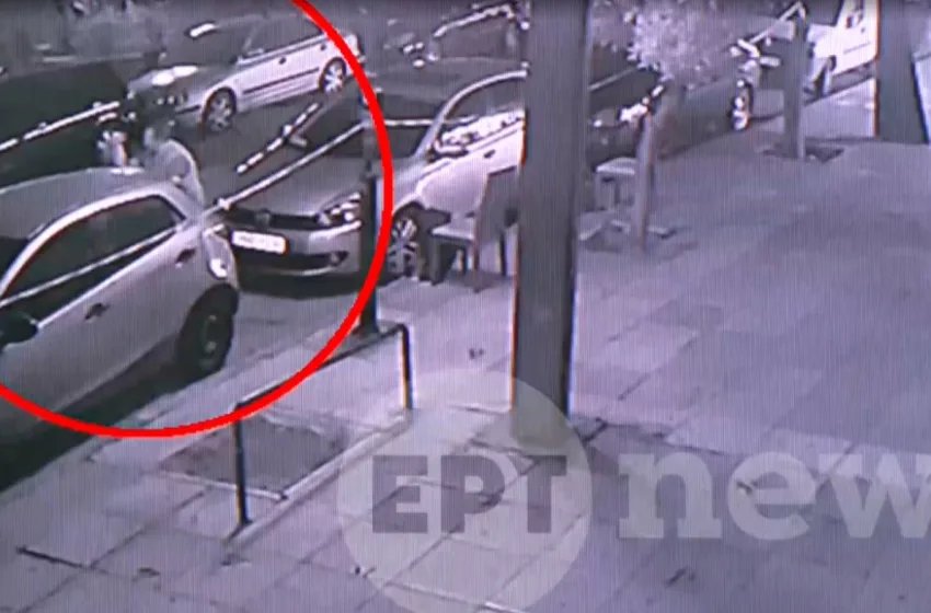  Βίντεο ντοκουμέντο: Η στιγμή που ο 50χρονος σε αμόκ χαράσσει με μαχαίρι τα αυτοκίνητα