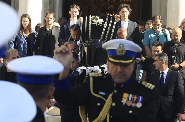  LIVE-Στην τελευταία του κατοικία ο Διονύσης Σαββόπουλος 