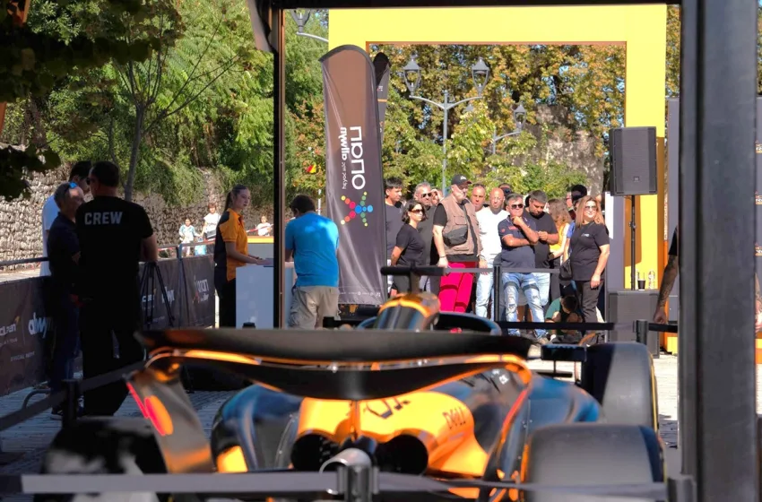  Η απόλυτη εμπειρία Formula 1 στη Λάρισα αυτή την Κυριακή – Η κεντρική πλατεία της πόλης φιλοξενεί το showcar της McLaren F1 Team και προσομοιωτές F1 που ανεβάζουν την αδρεναλίνη στα ύψη