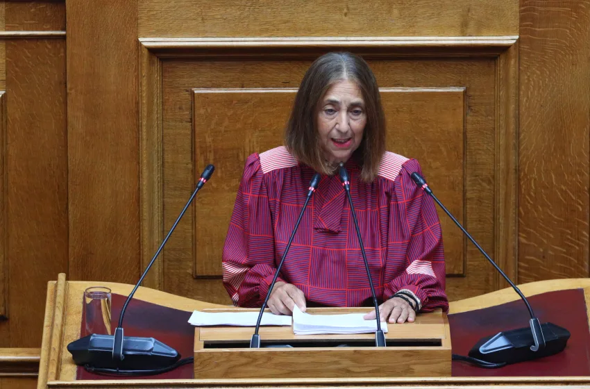  Αναστάτωση στη Βουλή: Λιποθύμησε η βουλευτής της ΕΛ.ΛΥ. Μαρία Αθανασίου
