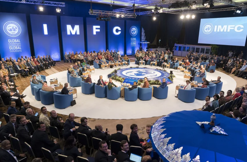  ΔΝΤ: Θετικό ρυθμό ανάπτυξης προβλέπει για την ελληνική οικονομία, υψηλότερο απ’ την ευρωζώνη