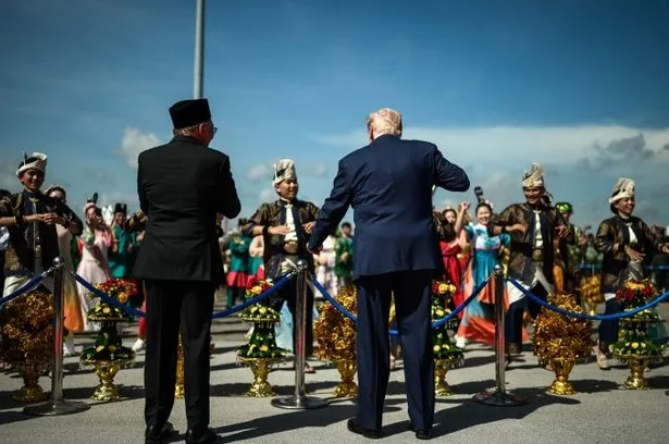  Στη Μαλαισία ο Τραμπ: Συμφωνίες, επενδύσεις και χορός 