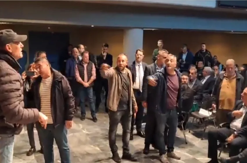  Λιβαδειά: Επεισόδια με αγρότες, έσπασαν τον αστυνομικό κλοιό και περικύκλωσαν τον Τσιάρα