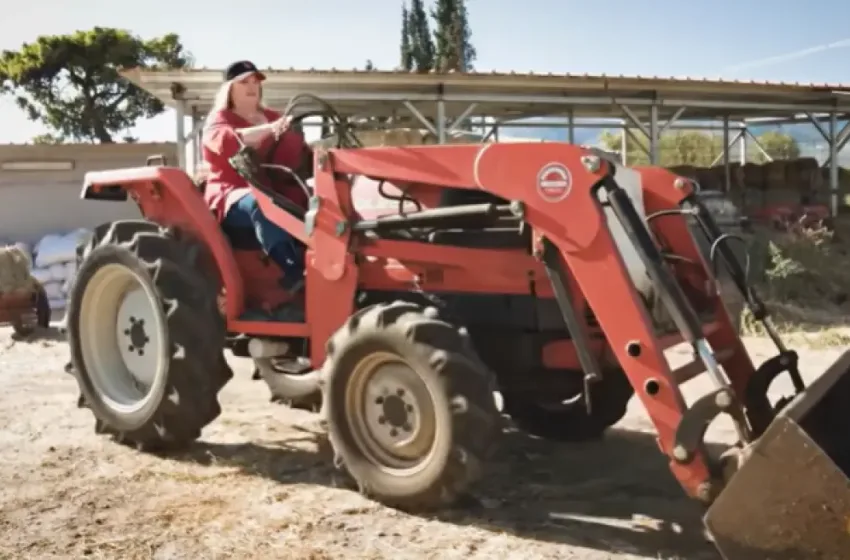  Έφη Θώδη: Έγινε viral το νέο της hit “Άι σαπέρ, δε χωράμε στο τρακτέρ”