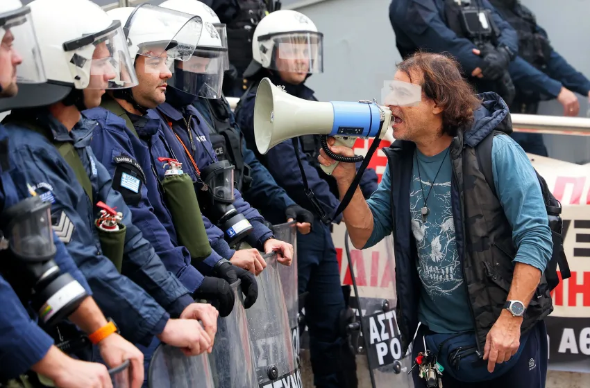  ΕΛΑΣ: Ανακοίνωση για τα επεισόδια έξω από τη Διεύθυνση Πρωτοβάθμιας Εκπαίδευσης