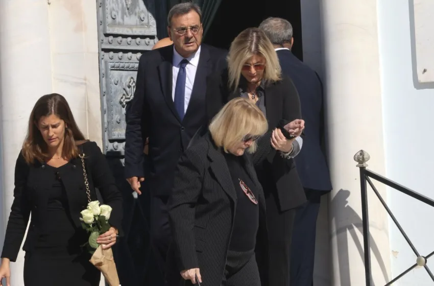  Το “τελευταίο αντίο” στον Λάμπη Νικολάου