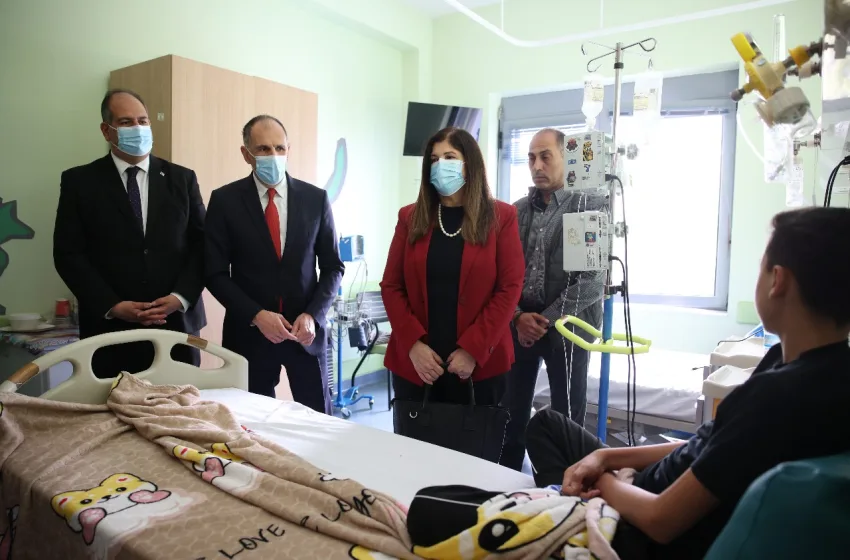  Γεραπετρίτης και Παλαιστίνια ΥΠΕΞ επισκέφθηκαν παιδιά από τη Γάζα που νοσηλεύονται στο “Ελπίδα”