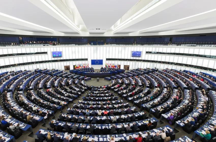  Politico: Οι πέντε “φυλές” που προκαλούν ισχυρό “πονοκέφαλο” στη φον ντερ Λάιεν