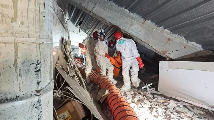  Ινδονησία: Στους 54 οι νεκροί από την κατάρρευση σχολείου 