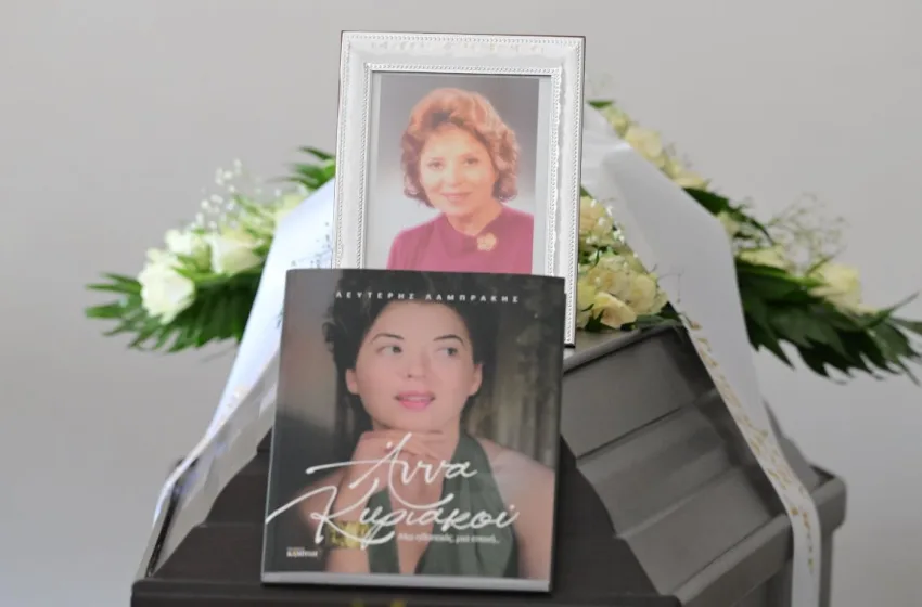  Άννα Κυριακού: Συγκίνηση στο τελευταίο αντίο-“Λύγισε” ο γιος της