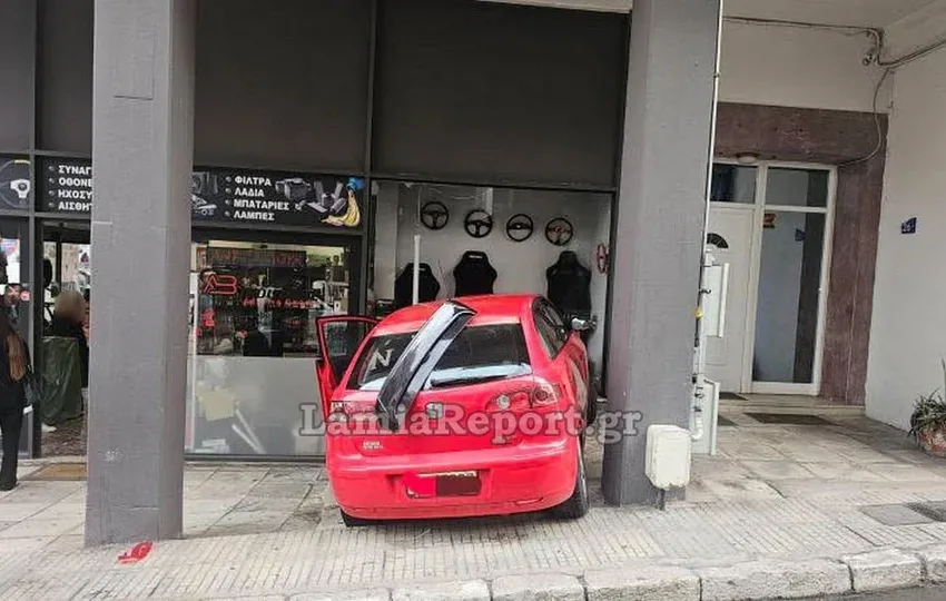  Λαμία: IX έπεσε σε πρόσοψη καταστήματος