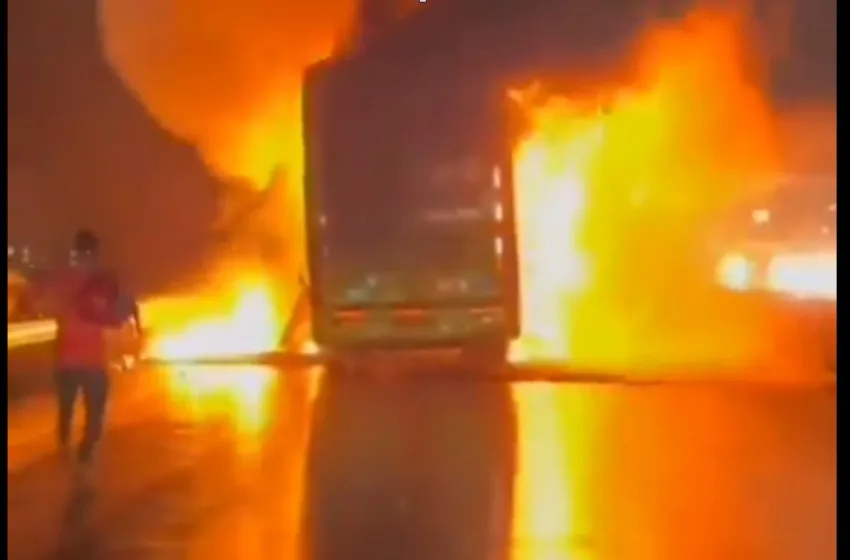  Τραγωδία στην Ινδία: Λεωφορείο  στις φλόγες – Κάηκαν ζωντανοί δεκάδες επιβάτες