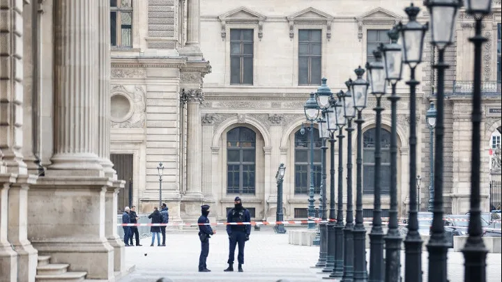  Λούβρο: Η αναπαράσταση της κλοπής του αιώνα-Βλέπουν τους “Ροζ Πάνθηρες”