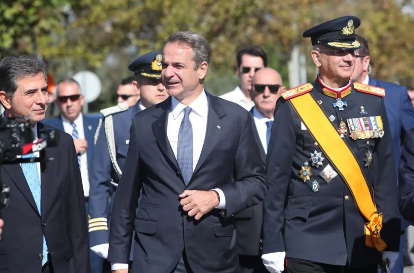  Θεσσαλονίκη: Απούσα η αντιπολίτευση από το τρισάγιο στο Γ΄ Σώμα Στρατού-Η χειραψία Μητσοτάκη με Δένδια