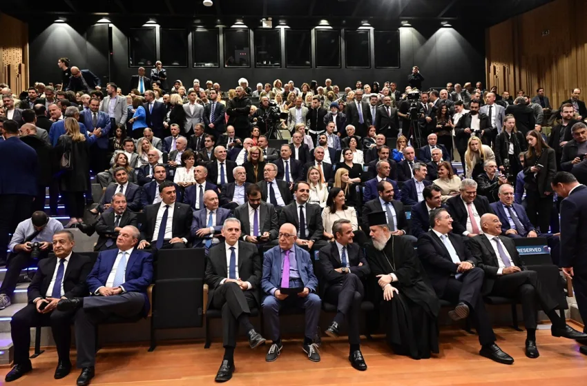  Παρασκήνιο: “Ταφόπλακα” Μητσοτάκη στα σενάρια επαναπροσέγγισης με Σαμαρά-Η απουσία και η αιχμηρή δήλωση