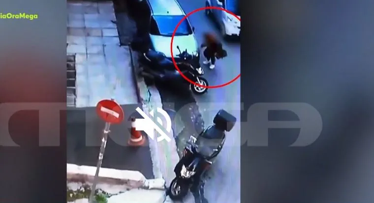  Παγκράτι: Ψάχνουν τη γυναίκα που σκάει λάστιχα αυτοκινήτων με σουγιά