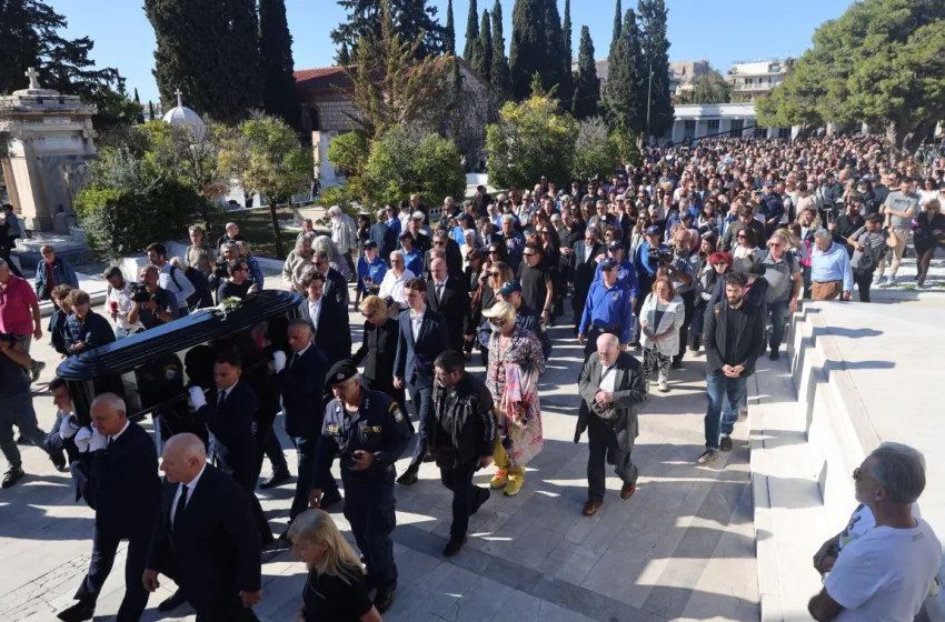  Η Ελλάδα αποχαιρέτησε τον Διονύση Σαββόπουλο-Με τα τραγούδια του στην τελευταία του κατοικία