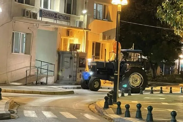  Αγρότης πήγε με τρακτέρ στο ΑΤ Πτολεμαΐδας για τον ΟΠΕΚΕΠΕ-Βρέθηκε θετικός σε αλκοτέστ