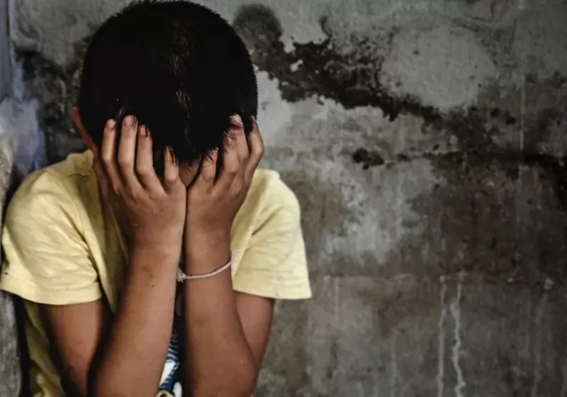  Μητέρα έπιασε οικογενειακή φίλη να παρενοχλεί σεξουαλικά τον 10χρονο γιο της