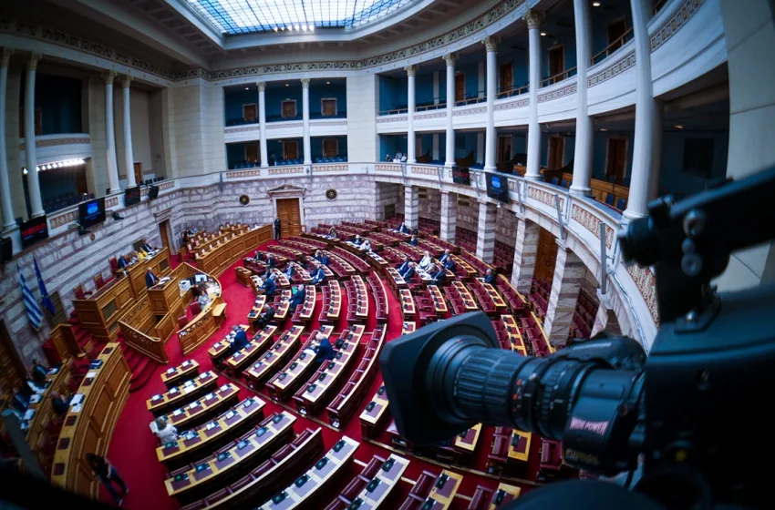  Βουλή: “Ανακωχή” για τον αγιασμό και από αύριο μετωπική για ΟΠΕΚΕΠΕ, εργασιακά, προϋπολογισμό