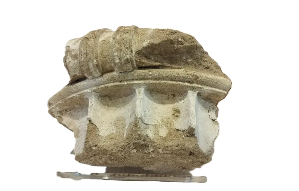 Επαναπατρισθέν θραύσμα κιονοκράνου προερχόμενο από το Λεωνιδαίον στην Αρχαία Ολυμπία e1760195528828