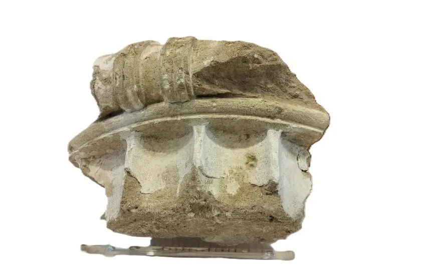 Επαναπατρισθέν θραύσμα κιονοκράνου προερχόμενο από το Λεωνιδαίον στην Αρχαία Ολυμπία e1760195528828