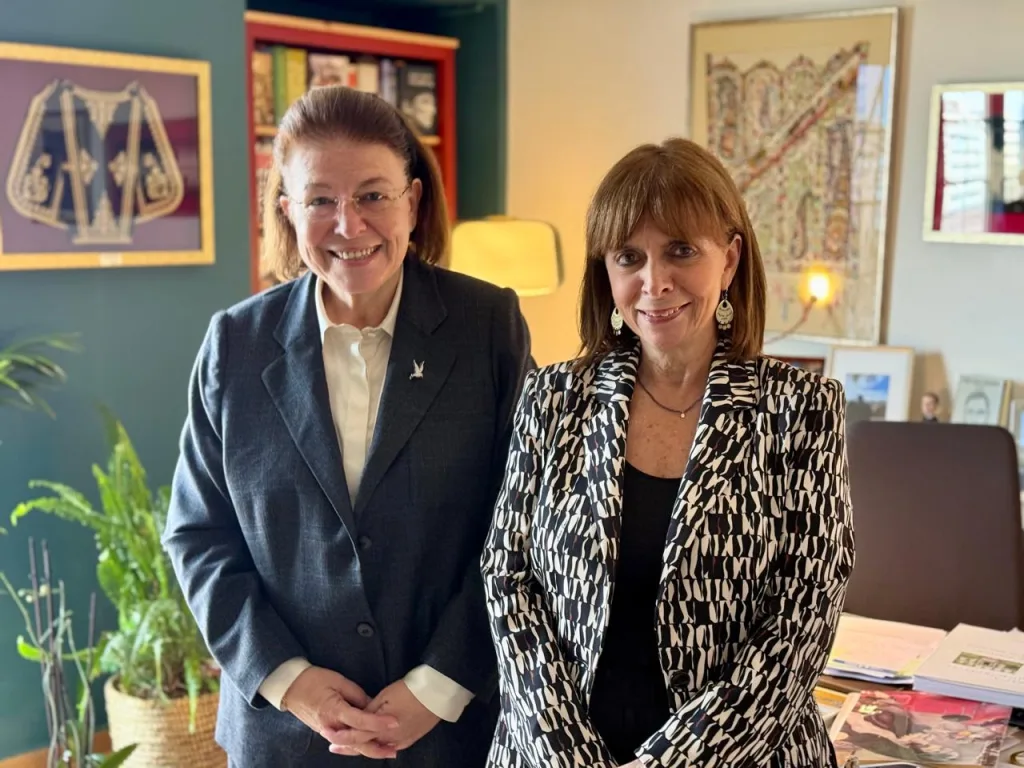 Η Λίνα Μενδώνη με την Κατερίνα Σακελλαροπούλου