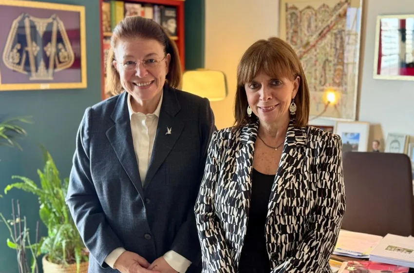 Η Λίνα Μενδώνη με την Κατερίνα Σακελλαροπούλου