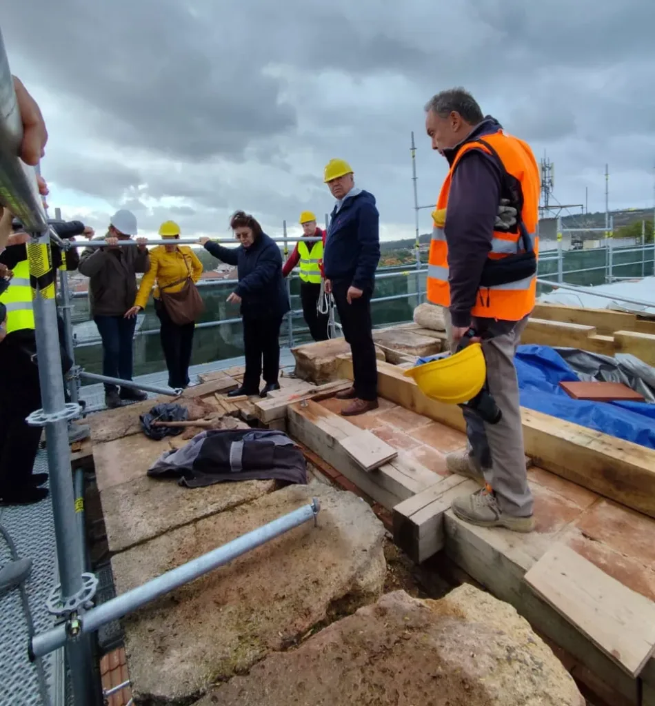 Η Υπουργός Πολιτισμού Λίνα Μενδώνη πραγματοποιεί αυτοψία στη στέγη του Τεμένους Βαγιαζήτ e1761578235624