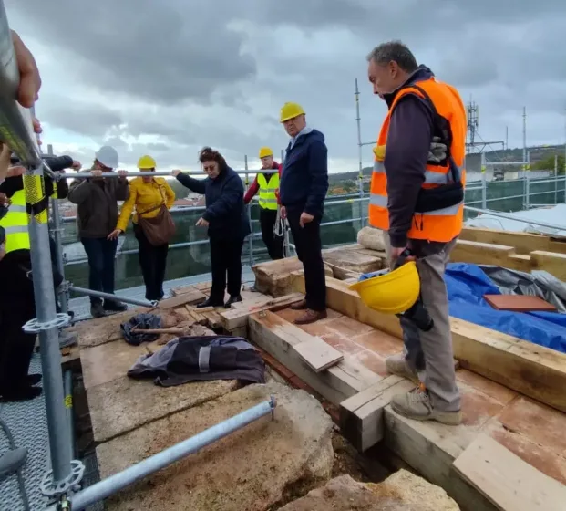 Η Υπουργός Πολιτισμού Λίνα Μενδώνη πραγματοποιεί αυτοψία στη στέγη του Τεμένους Βαγιαζήτ e1761578277868