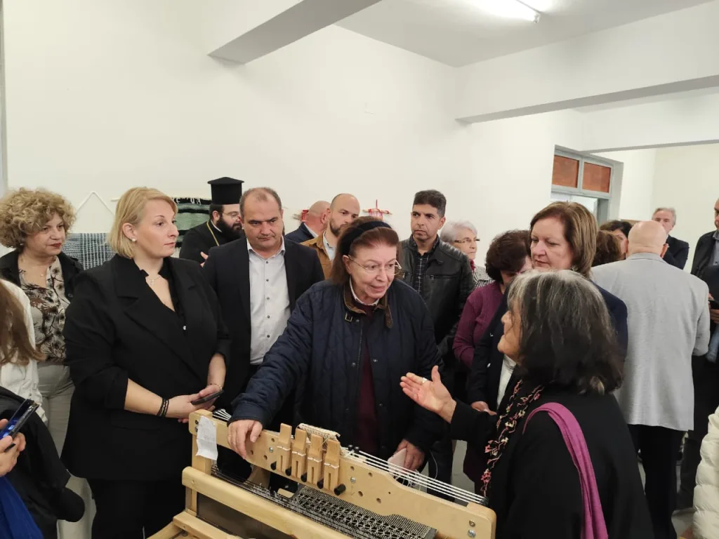 Έβρος: Αυτοψία Μενδώνη στο Τέμενος Βαγιαζήτ και στις δομές υφαντικές τέχνης 4 Η Υπουργός Πολιτισμού στη δομή Υφαντικής στο Σοφικό