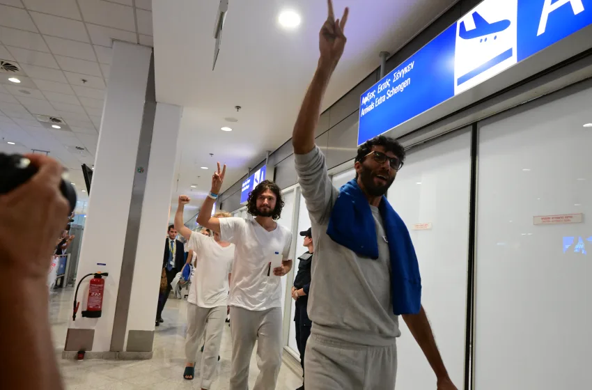  Global Sumud Flotilla: Επαναπατρισμός για “27” Έλληνες– Πλήθος κόσμου στο αεροδρόμιο της Αθηνάς