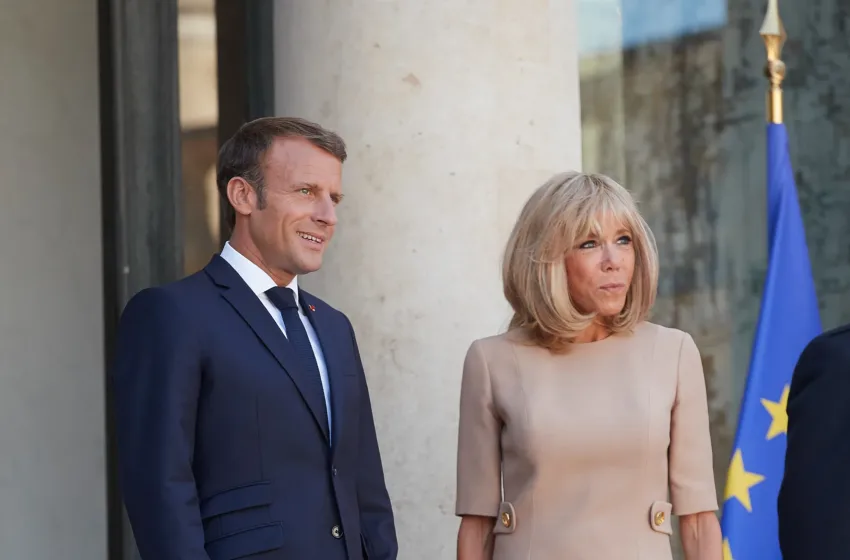  Ποινές έως 2 έτη αντιμετωπίζουν όσοι έκαναν κακόβουλα σχόλια για τη σεξουαλική ζωή του ζεύγους Μακρόν