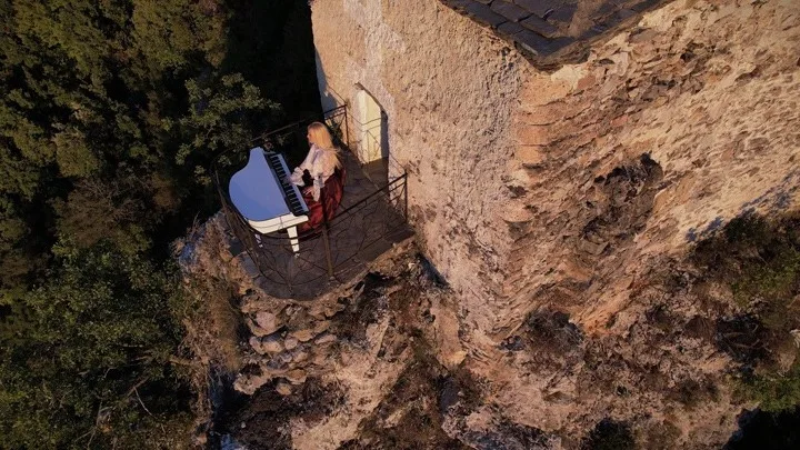  Μια μελωδία στην άκρη του γκρεμού – Στον Όλυμπο το “ιπτάμενο” πιάνο της Έλενας Ξυδιά