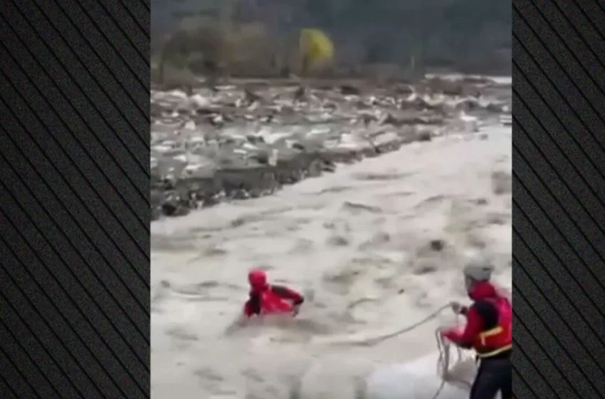  Τζουμέρκα: Η διάσωση πυροσβέστη της ΕΜΑΚ που παρασύρθηκε από τα ορμητικά νερά (vid)