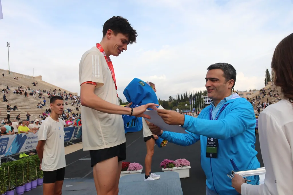 Το μεγαλύτερο βήμα τους μέχρι το επόμενο έκαναν οι δρομείς του 42ου Αυθεντικού Μαραθωνίου 18 10 8