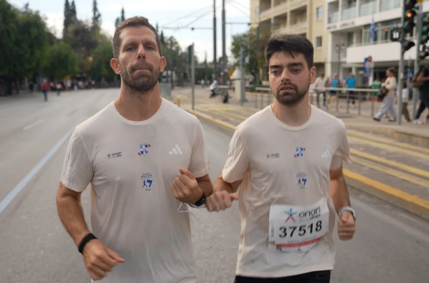  Το πιο δυνατό μήνυμα του Αυθεντικού Μαραθωνίου από τον Μάριο Σαρέλλα –  Ο δρομέας με πρόβλημα όρασης που ξεχώρισε στην εφετινή διοργάνωση (vid)