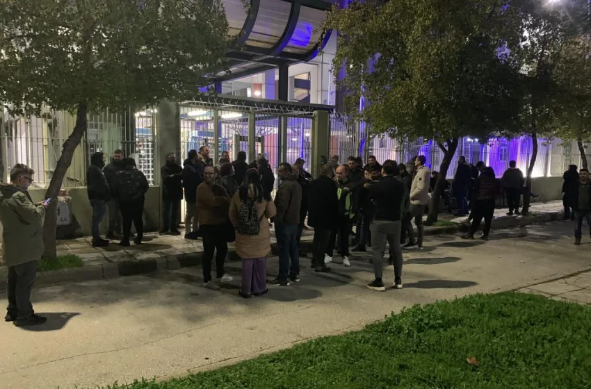  Λάρισα: Αγρότες έξω από την Αστυνομική Διεύθυνση για τις συλλήψεις συναδέλφων τους