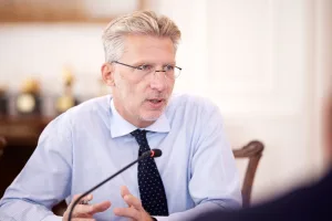 Politics-v2-Part1 31 Σκέρτσος: “Τεράστια ανευθυνότητα” η στάση της αντιπολίτευσης για την ταχύτερη μείωση του δημόσιου χρέους