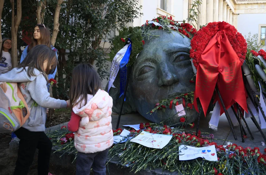  Πολυτεχνείο/2η μέρα εκδηλώσεων: Κόσμος συρρέει για να αφήσει ένα λουλούδι