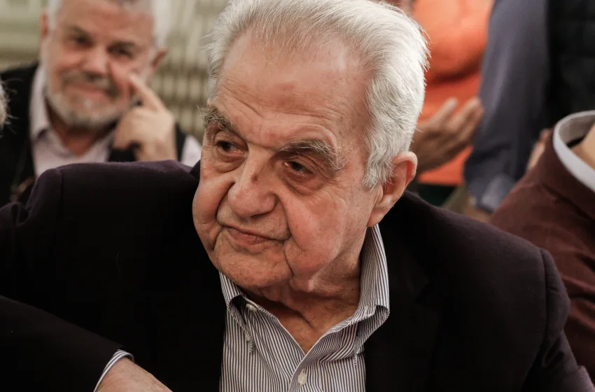  Ο Αλέκος Φλαμπουράρης στα γραφεία του ΚΚΕ Εσωτερικού- Η φωτογραφία από το 1988