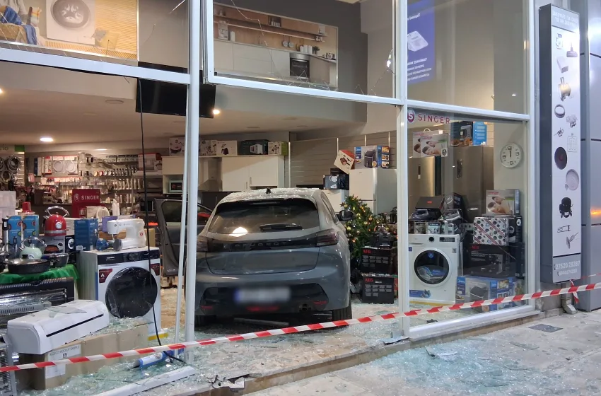  Ναύπλιο: Αυτοκίνητο “μπούκαρε” σε κατάστημα ηλεκτρικών ειδών (εικόνες)