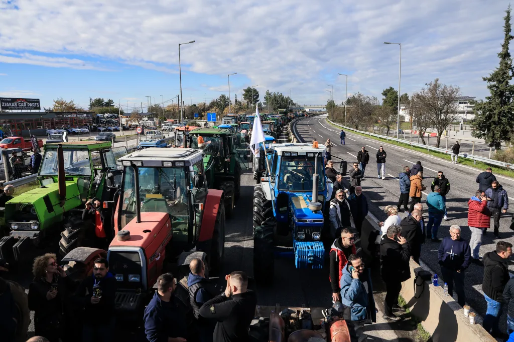 Αγροτικά μπλόκα: Ένταση σε Νίκαια-Πλατύκαμπο, χημικά από ΜΑΤ- Τρεις συλλήψεις, αγρότες στο νοσοκομείο-Κλειστοί δρόμοι (vid) 16 6756688