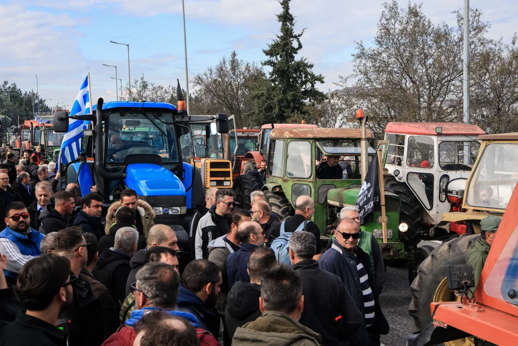 Αγροτικά μπλόκα: Ένταση σε Νίκαια-Πλατύκαμπο, χημικά από ΜΑΤ- Τρεις συλλήψεις, αγρότες στο νοσοκομείο-Κλειστοί δρόμοι (vid) 10 6756699