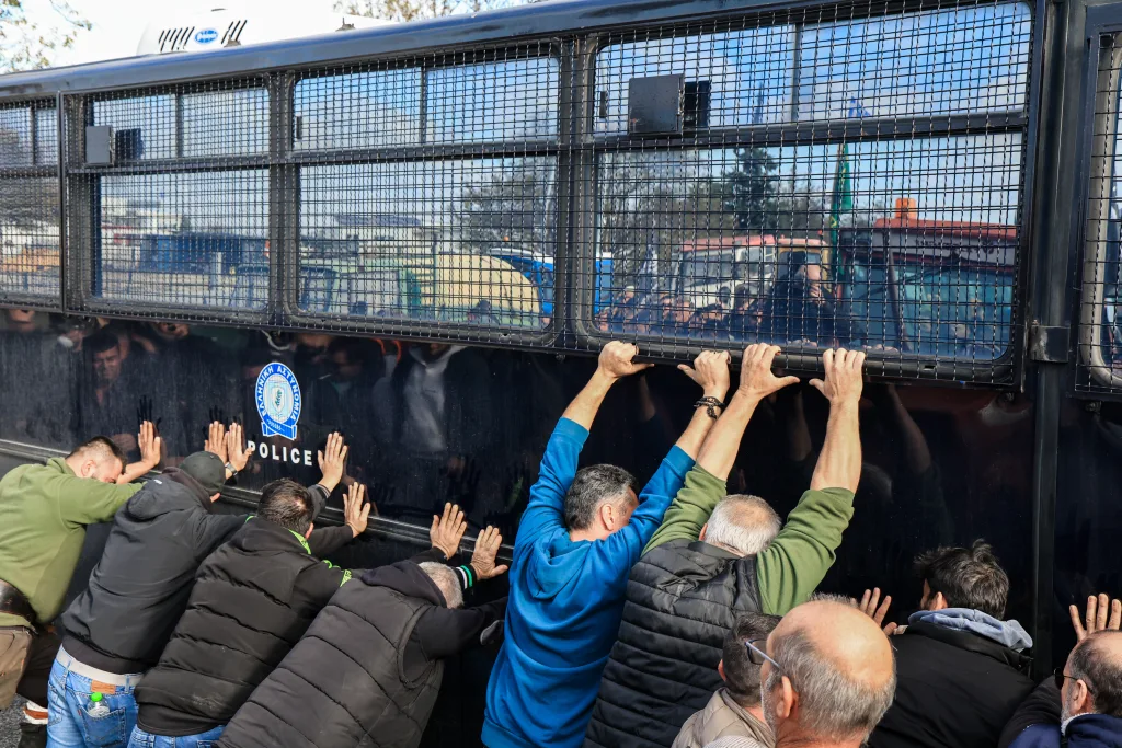 Αγροτικά μπλόκα: Ένταση σε Νίκαια-Πλατύκαμπο, χημικά από ΜΑΤ- Τρεις συλλήψεις, αγρότες στο νοσοκομείο-Κλειστοί δρόμοι (vid) 15 6756703