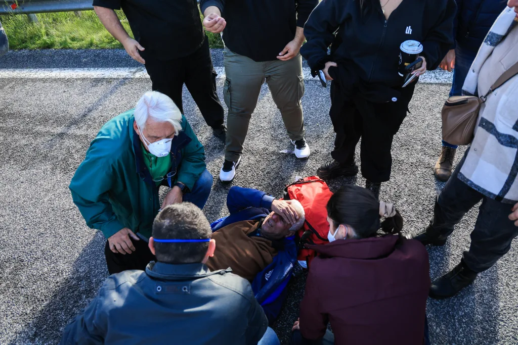 Αγροτικά μπλόκα: Ένταση σε Νίκαια-Πλατύκαμπο, χημικά από ΜΑΤ- Τρεις συλλήψεις, αγρότες στο νοσοκομείο-Κλειστοί δρόμοι (vid) 12 6756739