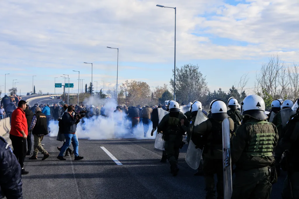 Αγροτικά μπλόκα: Ένταση σε Νίκαια-Πλατύκαμπο, χημικά από ΜΑΤ- Τρεις συλλήψεις, αγρότες στο νοσοκομείο-Κλειστοί δρόμοι (vid) 9 6756756
