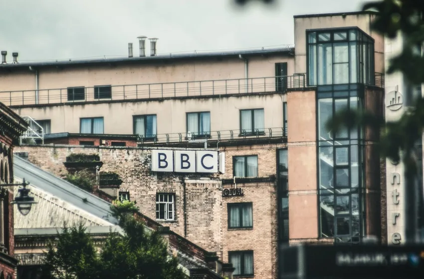  Το κρυφό σχέδιο Τραμπ πίσω από την αγωγή στο BBC-Πώς ενισχύεται ο ακροδεξιός Φάρατζ