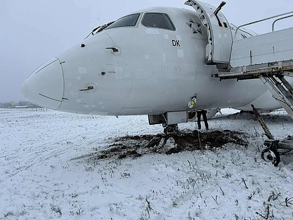 LOT Polish Airlines LO771 slid off runway after landing at Vilnius Airport