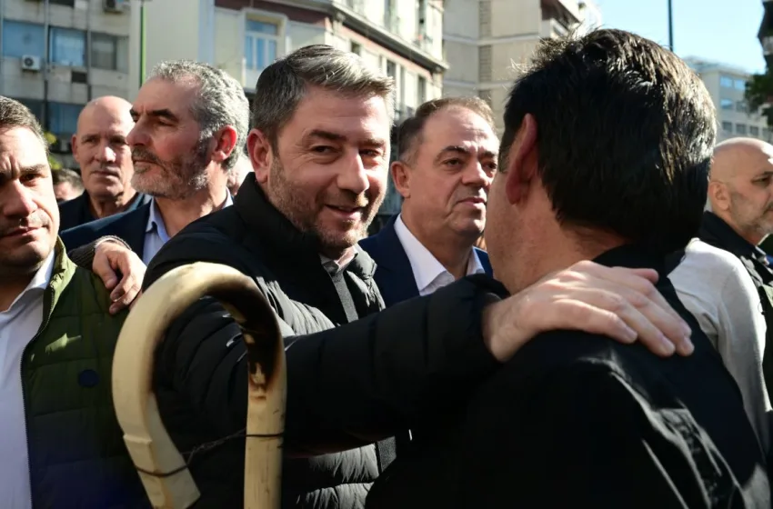  Ανδρουλάκης με αγρότες: Η κυβέρνηση δεν έκανε τίποτα – Η ελληνική περιφέρεια πεθαίνει